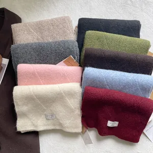 Detailansicht von Strickschals in verschiedenen Farben mit Rauten-Strickmuster