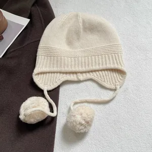Gorro de lana crema con orejeras y pompones suaves para el calor y confort en invierno