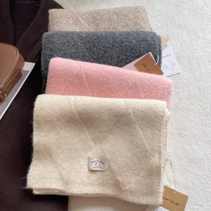 Gemütlicher Strickschal aus Wollmischung mit Karomuster in Rosa und Beige für den Winter