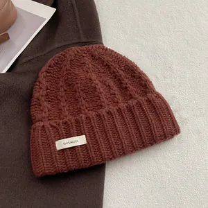 Detailansicht der tiefrostroten Strickmütze aus 100% Wolle mit vertikaler Streifentextur