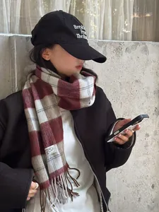 Detalle de bufanda de lana a cuadros rojos y marrones con flecos de estilo británico