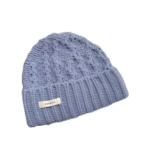 Dicke hellblaue Strickmütze aus 100% Wolle für Winterwärme und gemütlichen Outdoor-Stil