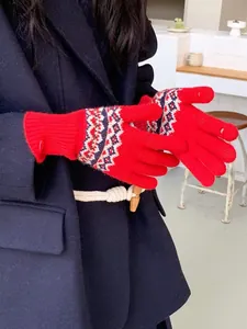 Detail der roten nordischen Strickhandschuhe mit Öffnungen für Touchscreen-Bedienung