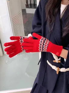 Detail der roten Fair-Isle-Strickhandschuhe mit Touch-Öffnung und elastischem Rippbündchen