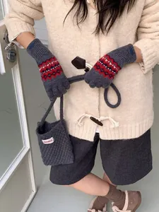 Fair-Isle-Strickhandschuhe mit Touchscreen-Funktion und passender grauer Stricktasche