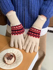 Detailansicht der Fair-Isle-Strickhandschuhe mit Retromuster und Touchscreen-Funktion