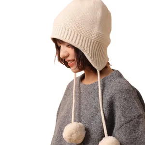 Gorro de punto crema con orejeras, pompones suaves y cordones para el otoño y el invierno