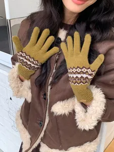 Details von Retro-Fair-Isle-Strickhandschuhen in Senfgelb mit Rippbündchen und Metallemblem