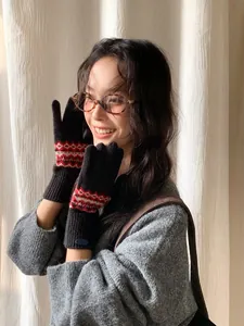 Detailaufnahme der Fair-Isle-Strickhandschuhe mit nordischem Muster und Touch-Funktion