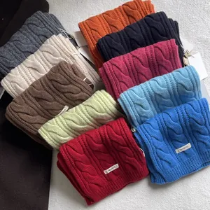 Collection d'écharpes en maille torsadée 100 % laine en plusieurs couleurs avec étiquettes
