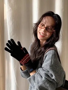 Nahaufnahme der Winterstrickhandschuhe im Fair-Isle-Stil mit Ethno-Muster und Touch-Funktion