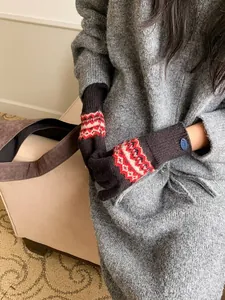 Nahaufnahme von Fair-Isle-Strickhandschuhen mit geometrischem Muster und Touch-Funktion