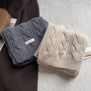 Écharpe classique en maille torsadée 100% laine grise et beige pour l'automne