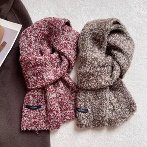 Sciarpe in misto lana a maglia bouclé bordeaux e marroni con etichetta logo minimalista