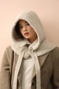 Gros plan d'une cagoule balaclava en maille côtelée beige avec cordons de serrage