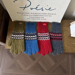 Gestrickte Touchscreen-Winterhandschuhe mit Fair Isle-Muster in warmen Farben