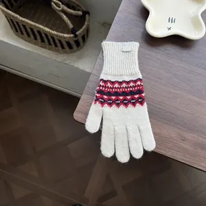 Detailaufnahme der Fair-Isle-Strickhandschuhe in Creme mit Touchscreen-Funktion