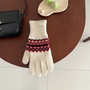 Nahaufnahme der Fair-Isle-Strickhandschuhe mit geometrischem Muster und Rippbündchen