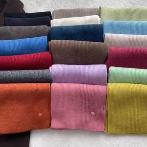 Makroaufnahme verschiedener farbenfroher Rippstrickmuster auf reinen Wollschals
