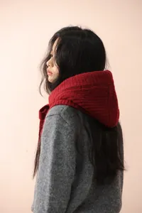 Détails de la maille de la cagoule en laine bordeaux avec fermeture à nœud élégante
