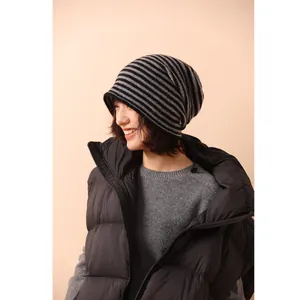 Berretto in maglia a righe nere e grigie da donna con un'estetica autunnale calda