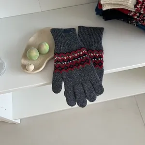 Details von dunkelgrauen Fair-Isle-Strickhandschuhen mit Vintage-Geometriemustern
