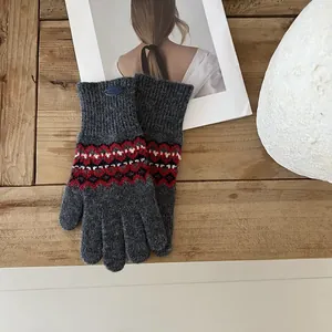 Details des Fair-Isle-Strickmusters an dunkelgrauen Touchscreen-Winterhandschuhen