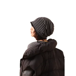 Berretto in maglia a righe nere e grigie da donna con uno stile casual e morbido