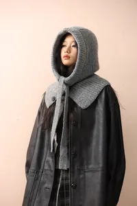 Vue détaillée de la texture en maille de laine épaisse de cette cagoule grise