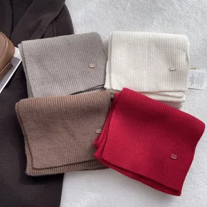 Set aus vier Premium-Strickschals aus 100% Wolle in verschiedenen Farben mit Rippenstruktur