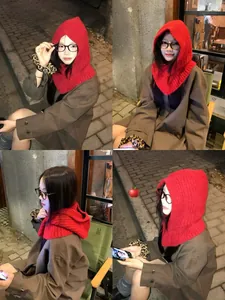 Detailansicht einer roten Strick-Balaclava Kapuzenschal für Damen im Winter im Freien