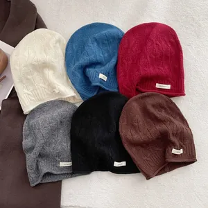 Vielfalt an Strickmützen aus 100% reiner Wolle in verschiedenen Herbst-Winter-Farben