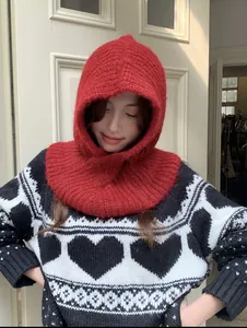 Detail der roten grob gestrickten Balaclava-Kapuze mit warmer strukturierter Naht