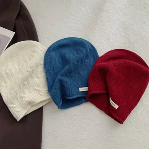 Klassische Strickmützen aus 100% reiner Wolle in Beige, Pfauenblau und Dunkelrot