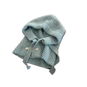 Cagoule en laine tricotée bleu clair pour femme avec boutons et texture côtelée