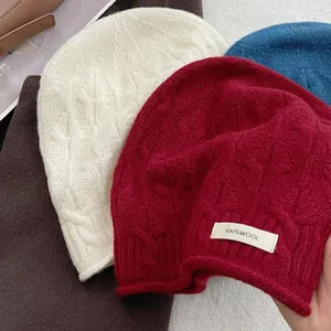 Klassische Strickmützen aus Wolle in Creme, Rot und Navy für Wärme und Winterstil