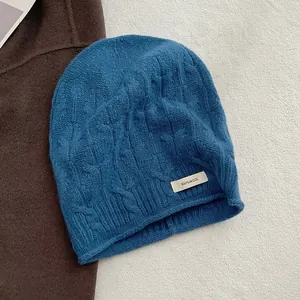Nahaufnahme der dunkelblauen Strickmütze aus 100% reiner Wolle mit Zopfmuster-Struktur