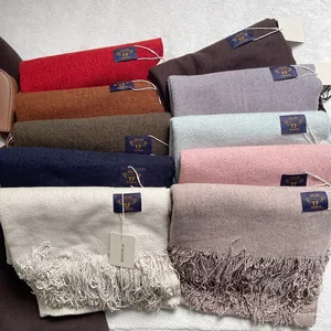 Sciarpa spessa in finto cashmere con frange lunghe disponibile in molti colori