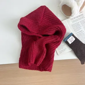 Dunkelrote Balaclava-Strickmütze mit Schal-Kombination aus dickem Rippstrick für den Winter