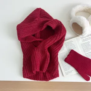 Flachbild von weinrotem Rippstrick-Sturmhaube-Set mit Handschuhen und Winter-Accessoires
