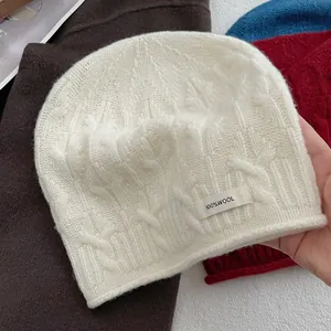Detailaufnahme der 100% Wolle Strickmütze mit Zopfmuster und gerippter Textur am Rand