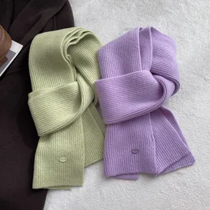 Detail der Strickstruktur von Wollschals in Salbeigrün und Lavendelviolett