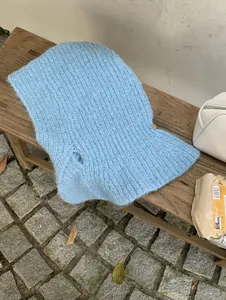 Detailstruktur der hellblauen Rippstrick-Balaclava aus weichem, flauschigem Wollmaterial