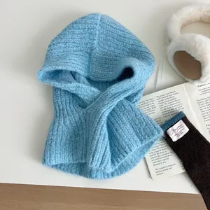 Flachbildschirm einer himmelblauen Grobstrick-Balaclava mit Kapuzenschal auf Weiß