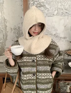 Detail der cremeweißen Strick-Balaclava kombiniert mit olivgrüner Fleecejacke mit Jacquard