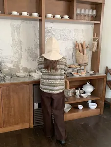 Detailansicht einer cremefarbenen Strick-Balaclava kombiniert mit einem Vintage-Pullover