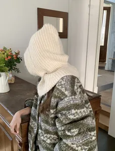 Detailstruktur der beigen Balaclava-Strickkapuze mit Rippenmuster für den Winter