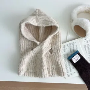 Nahaufnahme der beigefarbenen Balaclava-Mütze mit gemütlichen Winter-Accessoires im Fokus