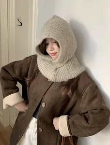 Detail der beige Strick-Sturmhaube mit Schal und grober Strickstruktur für den Winter