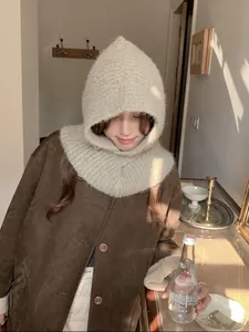 Detailansicht der beigen Balaclava-Strickstruktur und des warmen Kapuzenschal-Designs